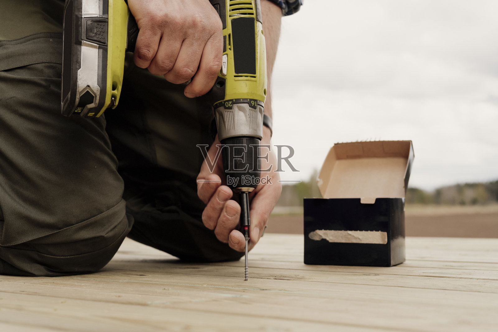 男人用螺丝刀工具建造木制平台照片摄影图片