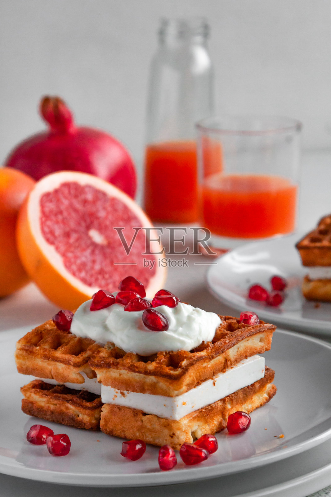 早餐有华夫饼、葡萄柚和石榴。照片摄影图片