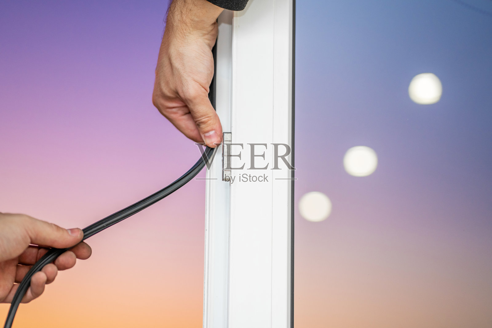 专业修理和安装门窗，更换pvc门窗的橡胶密封垫照片摄影图片