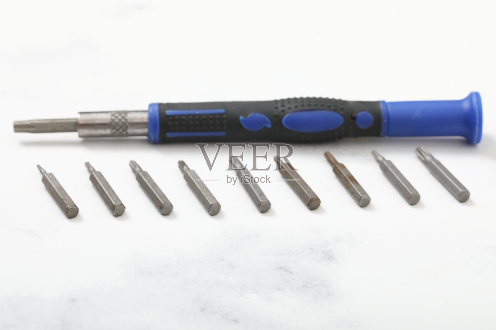 电子技术中用于小螺丝的精密螺丝起子照片摄影图片