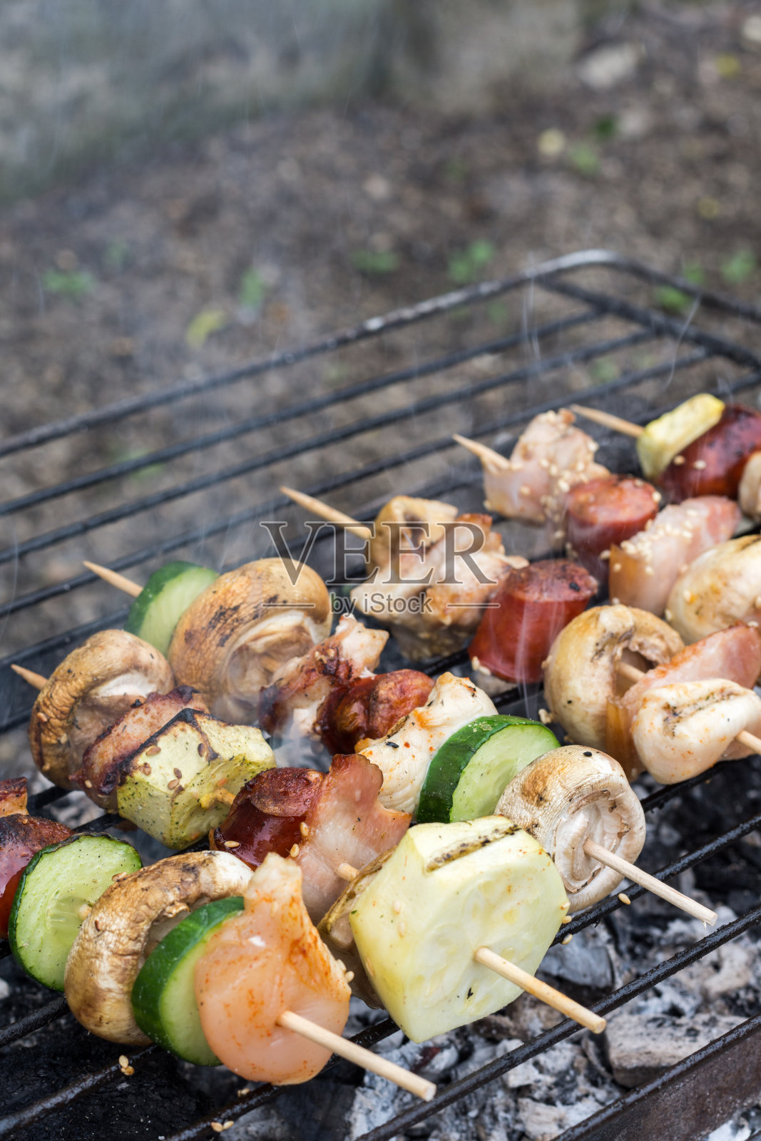 烤肉架上的肉和蔬菜照片摄影图片