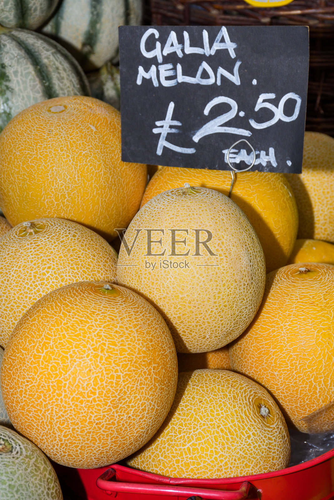 市场上出售的本地农产品。黄色的瓜照片摄影图片