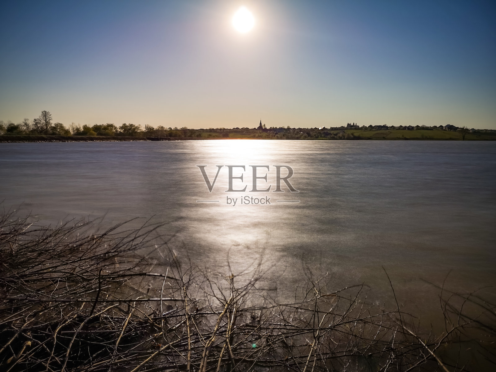 日落时湖面上有强风照片摄影图片