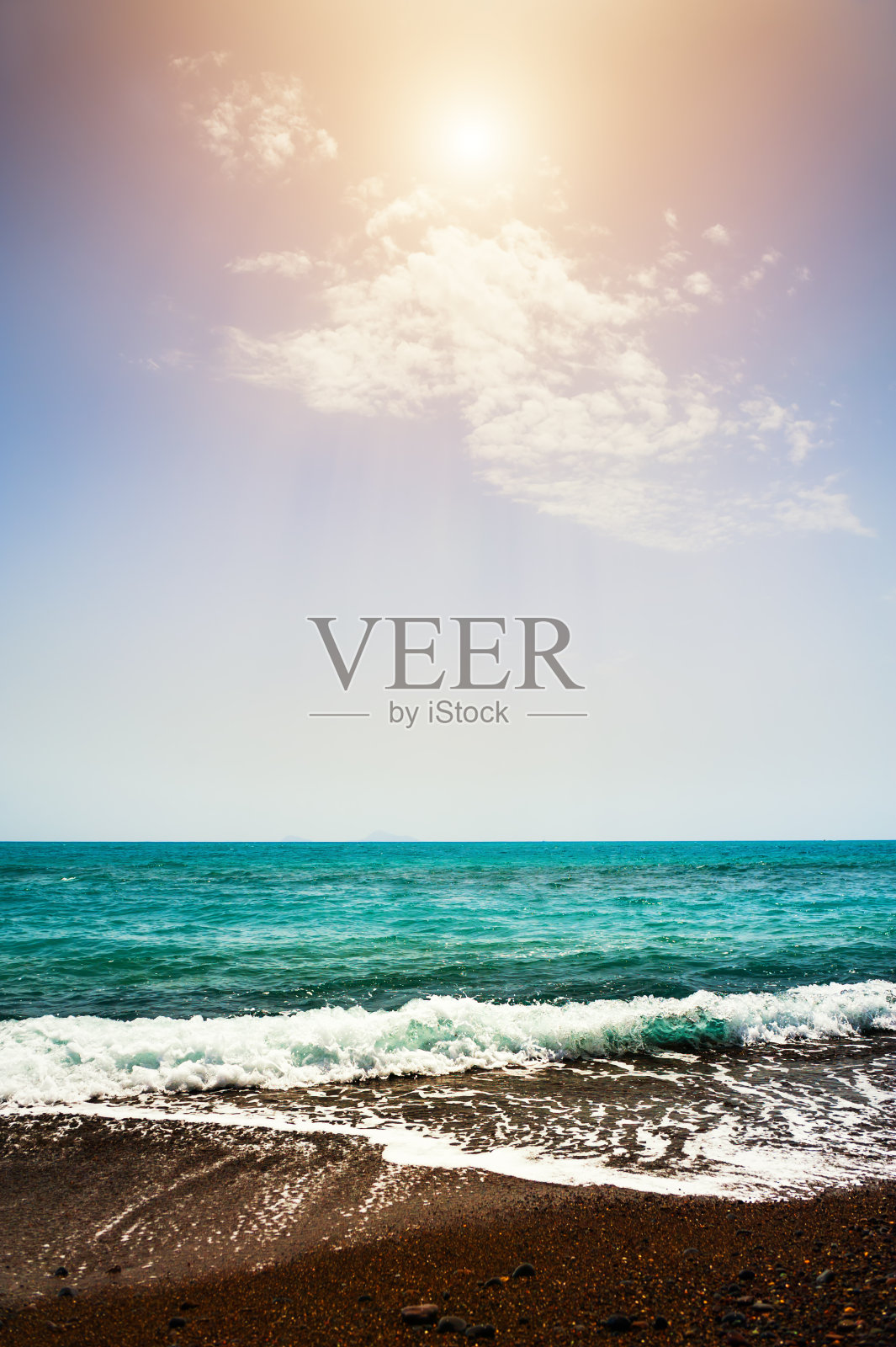 美丽的海滩，黑色的沙子和蓝绿色的大海照片摄影图片