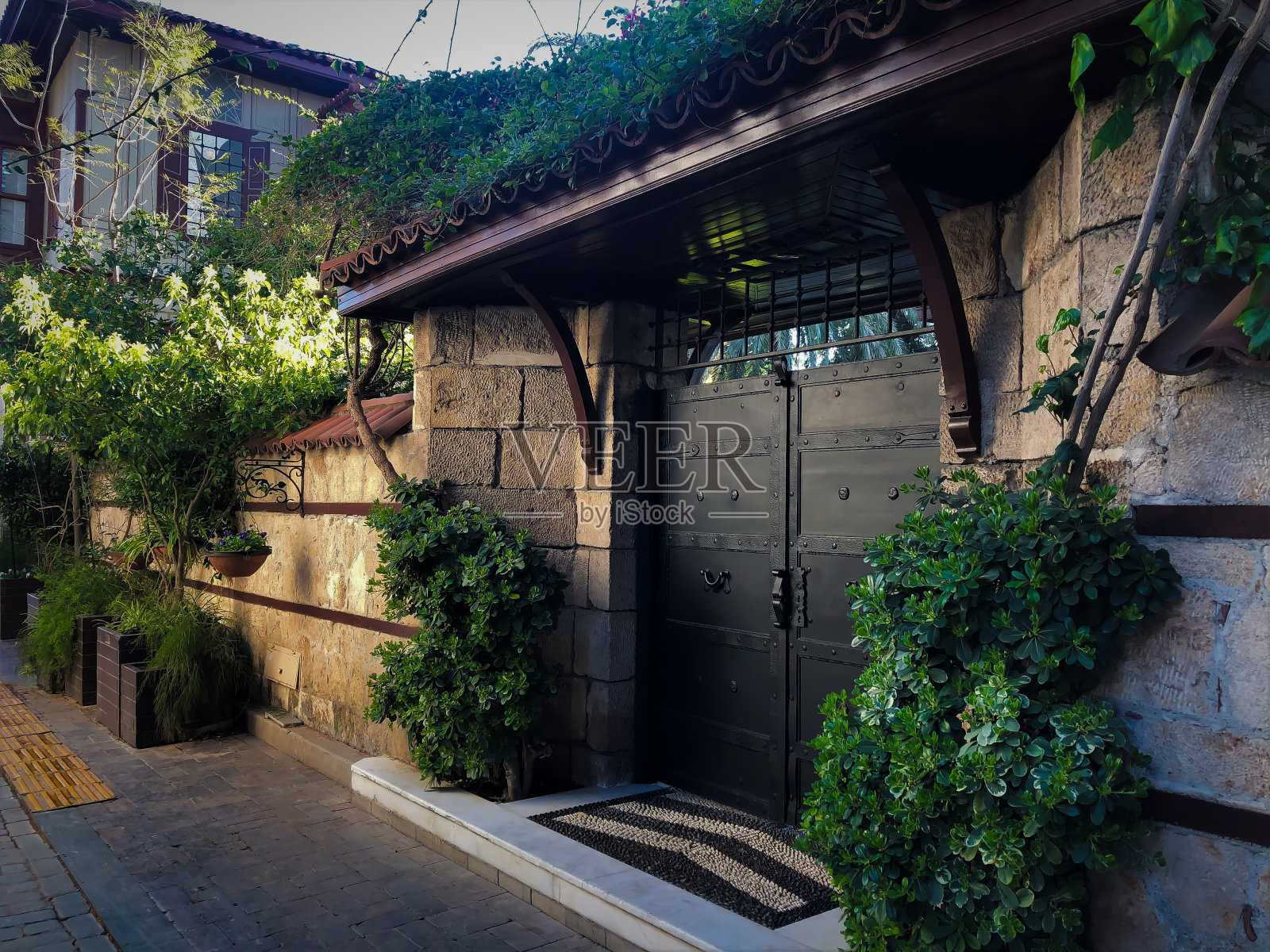 土耳其安塔利亚老城Kaleici的奥斯曼时代建筑大门的立面照片摄影图片