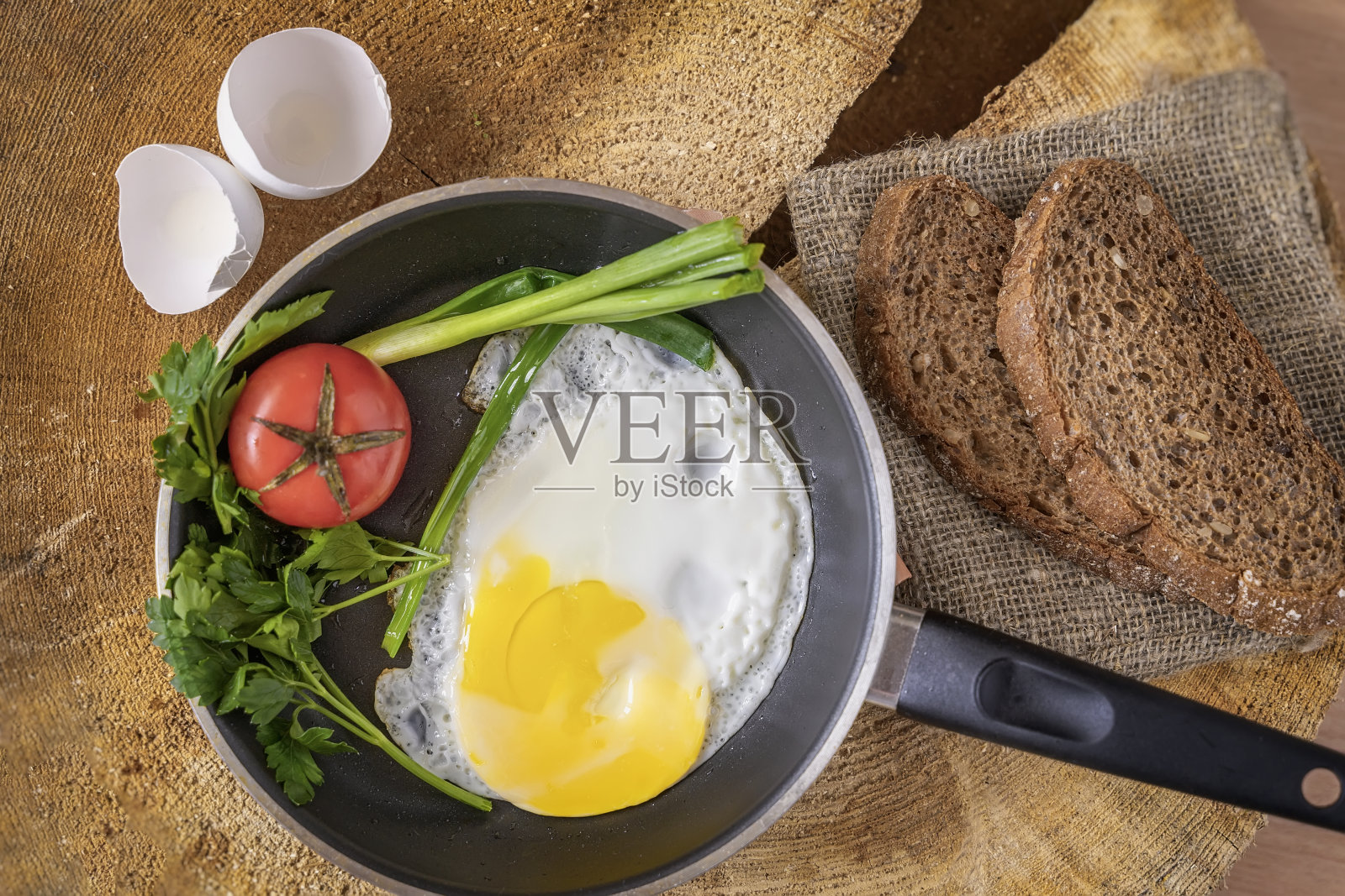 健康的自制早餐，煎蛋，番茄，木制的乡村背景。俯视图照片摄影图片