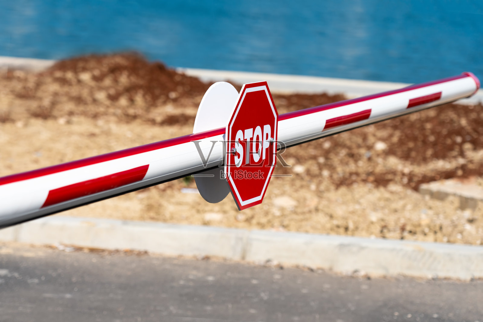 路障门上的红色停车标志照片摄影图片