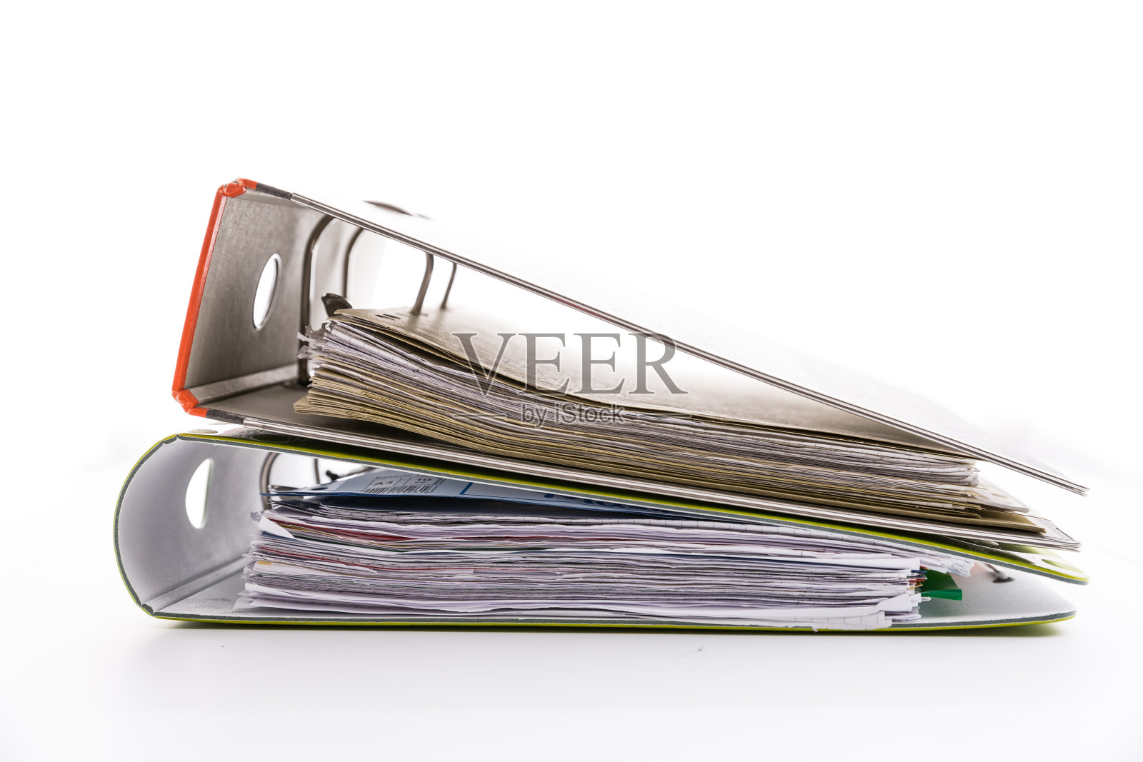文件夹装满了白色背景的文件。商业或官僚主义的象征照片摄影图片
