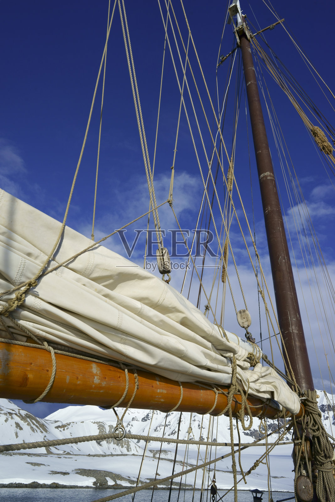 斯瓦尔巴群岛的一艘帆船照片摄影图片
