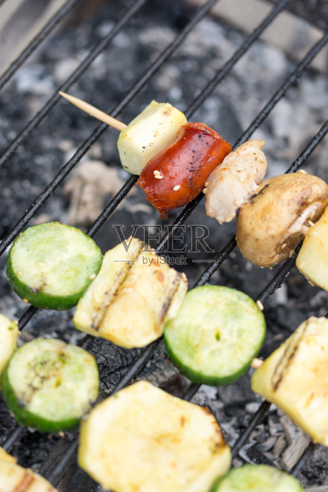 热烤架上的肉和蔬菜照片摄影图片