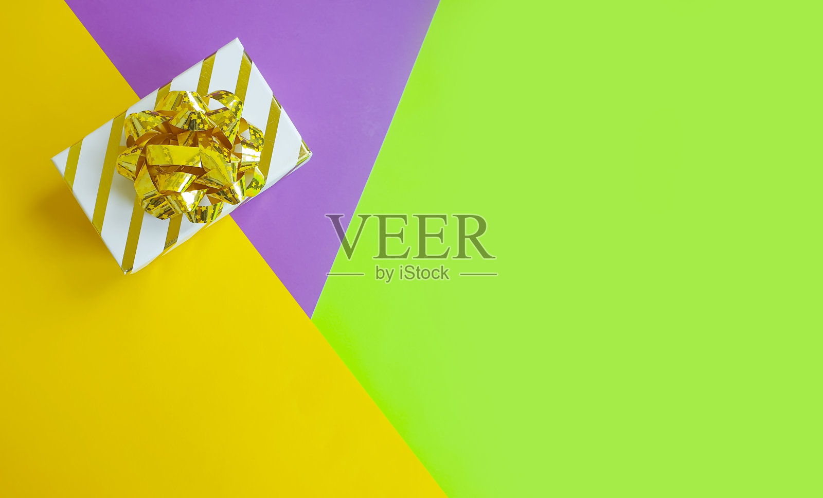 彩色背景上的礼品盒照片摄影图片