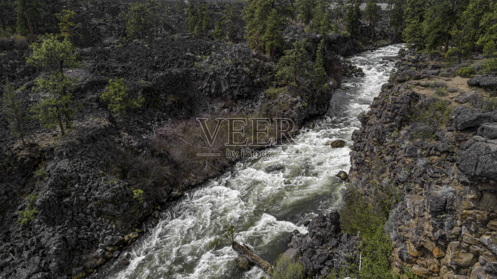 俄勒冈州本德附近的德舒特河上的狄龙瀑布照片摄影图片