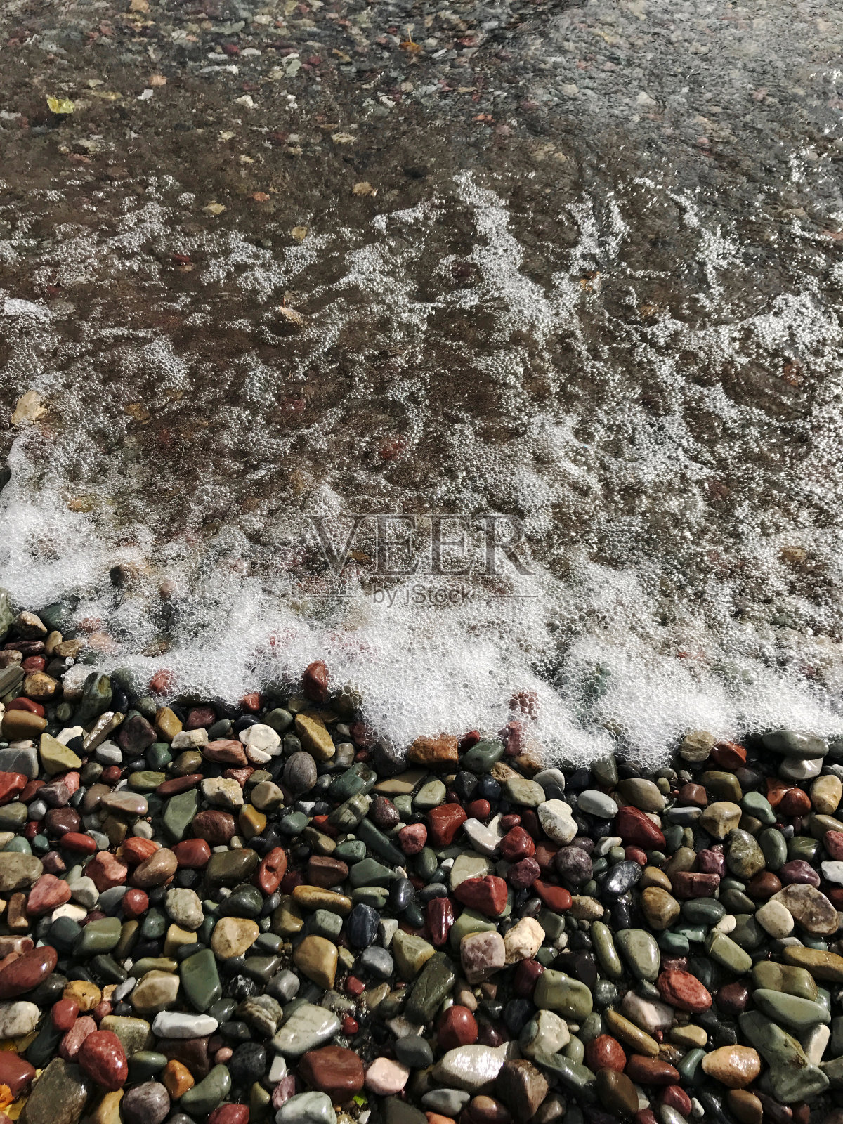 清澈、干净的高山冰川水，沃特顿湖国家公园，阿尔伯塔，加拿大照片摄影图片