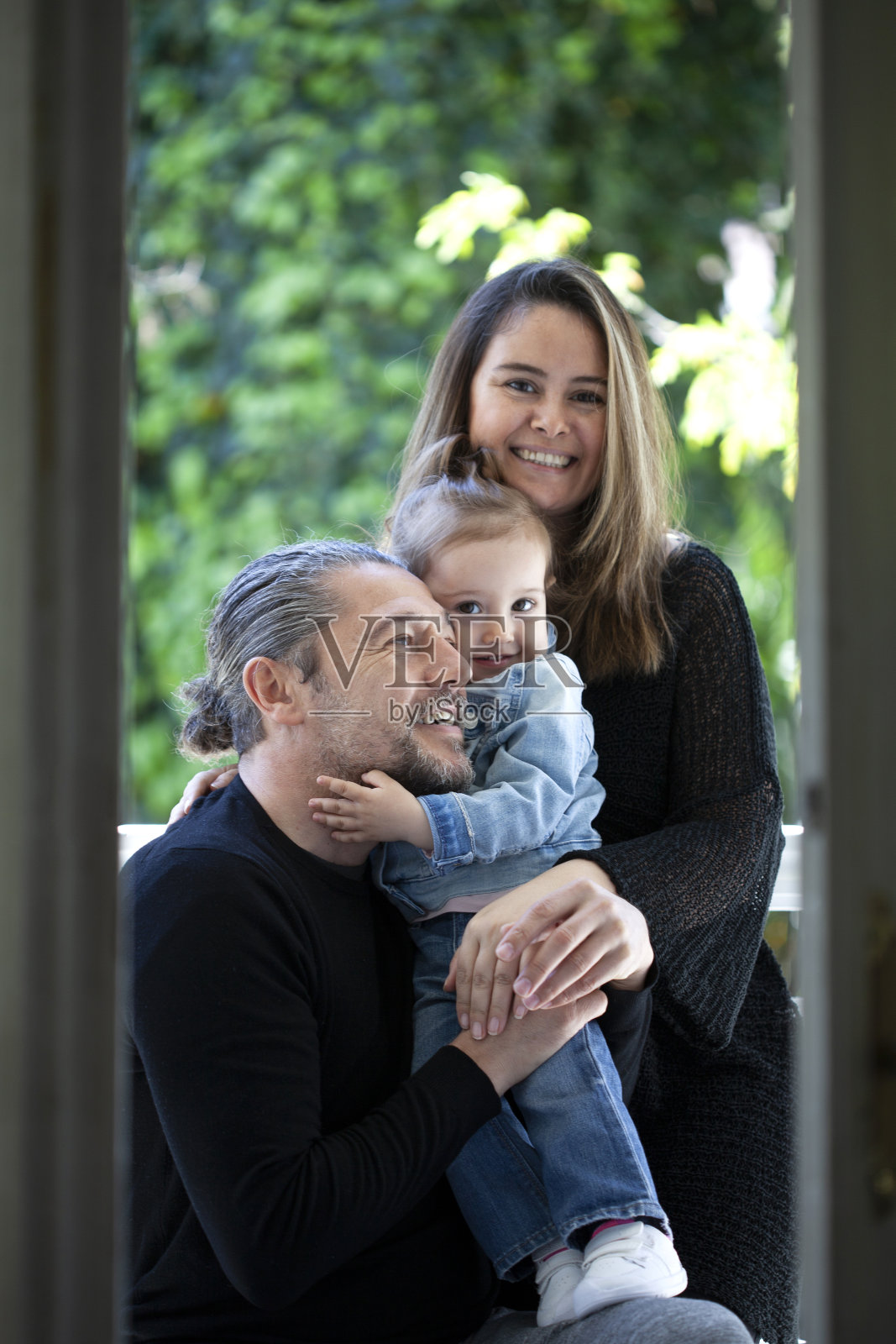 快乐的全家福母亲，父亲和女儿照片摄影图片