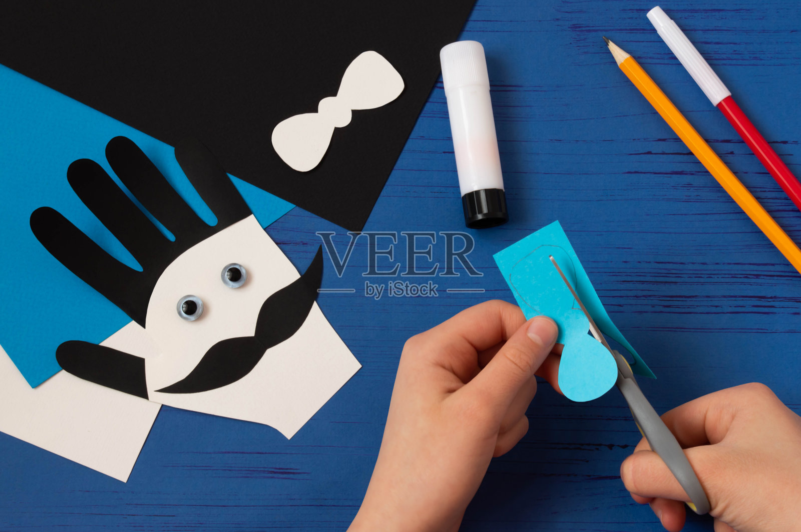 孩子为父亲节制作卡片。步骤11照片摄影图片