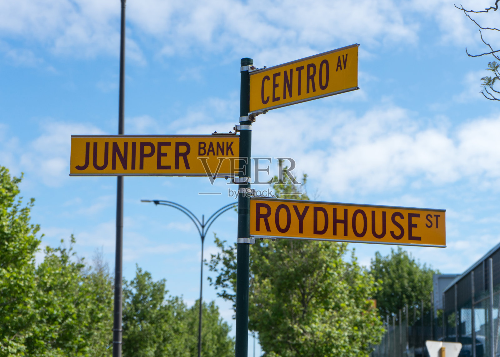 三条路的交叉路口有街名标志照片摄影图片