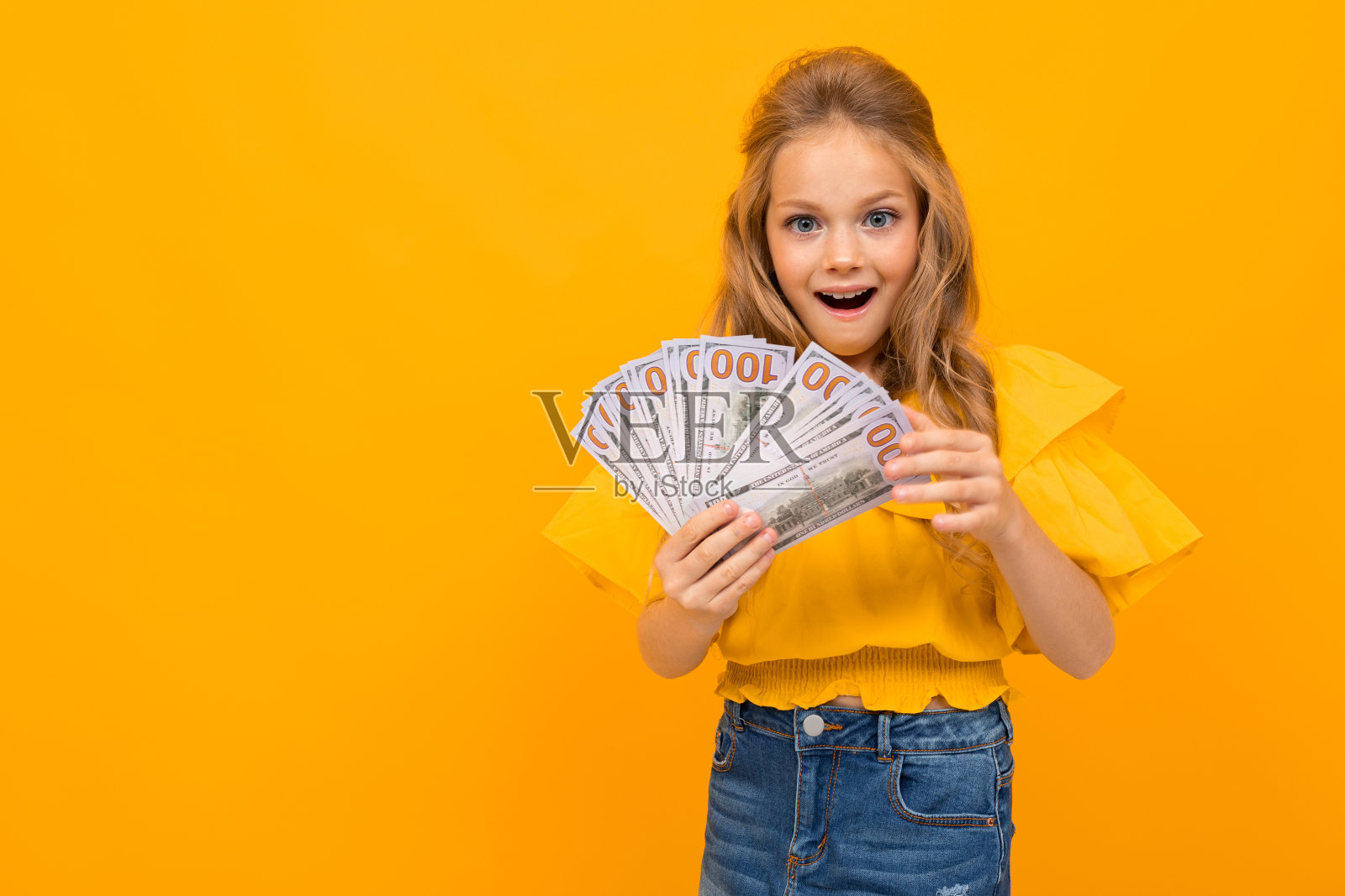 漂亮的小女孩，有很多钱，孤立在白人背景下照片摄影图片