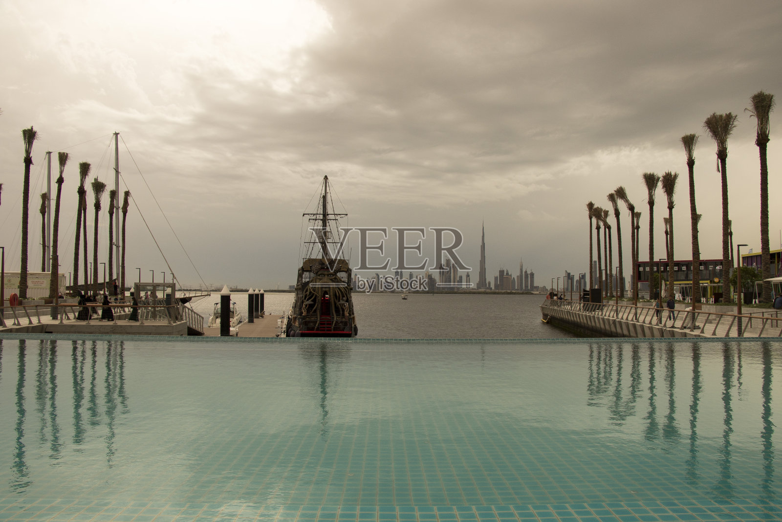 码头上的船照片摄影图片