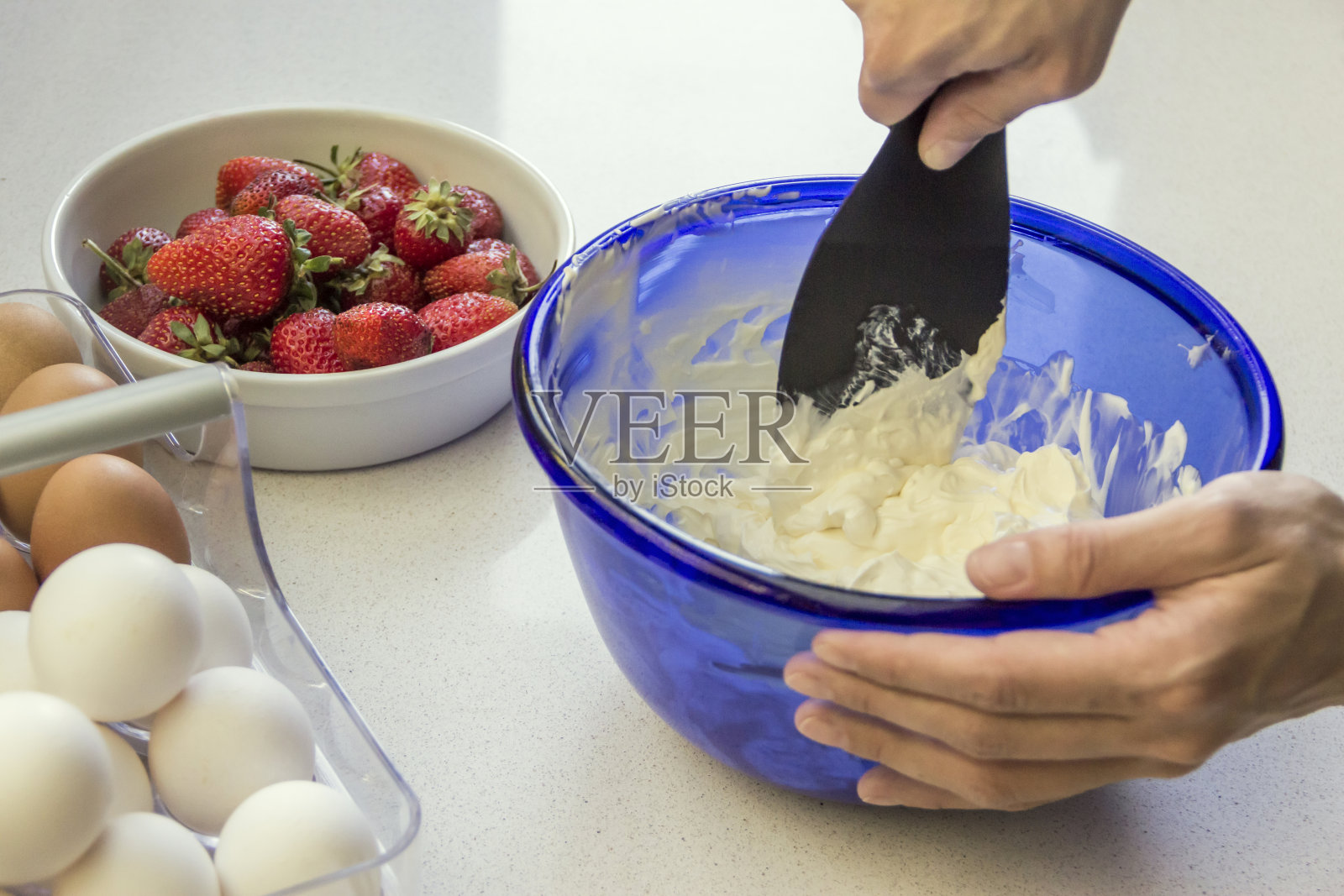 鸡蛋，草莓，牛奶奶油和面粉，自制甜点食谱照片摄影图片