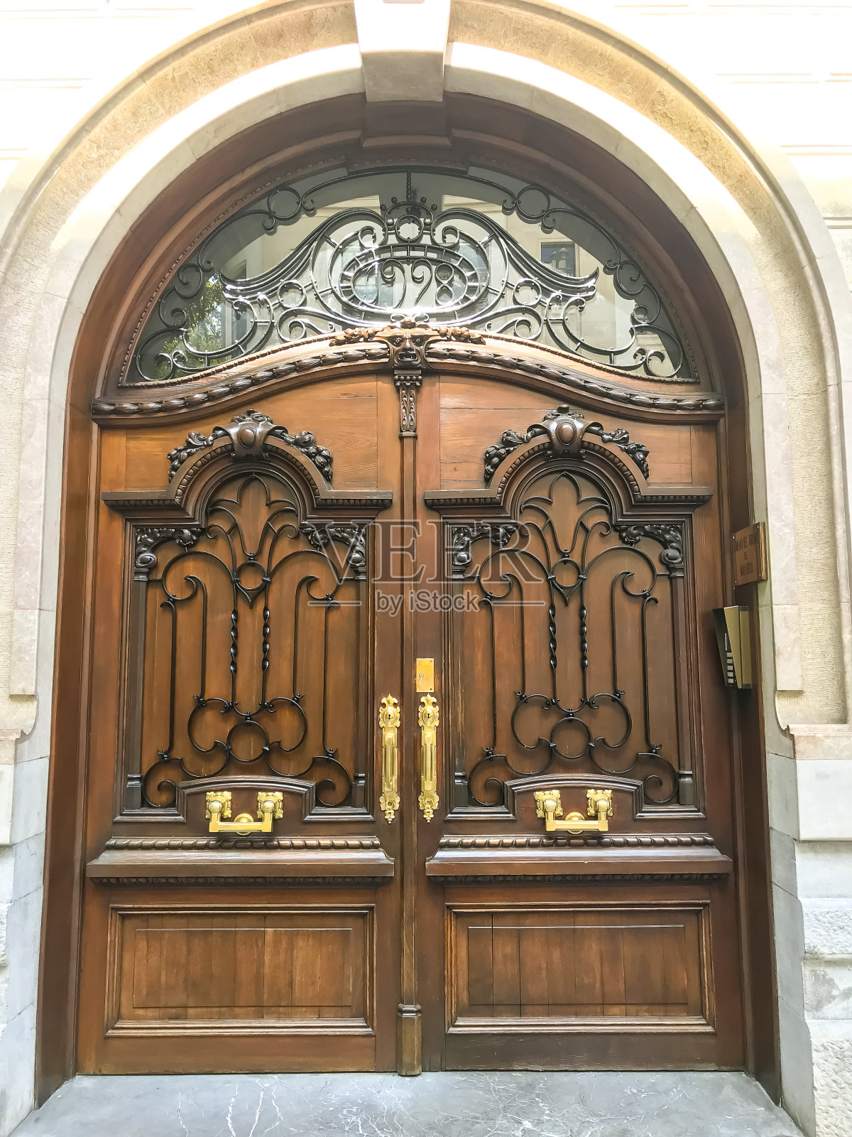 古董古董门与金属把手。照片摄影图片