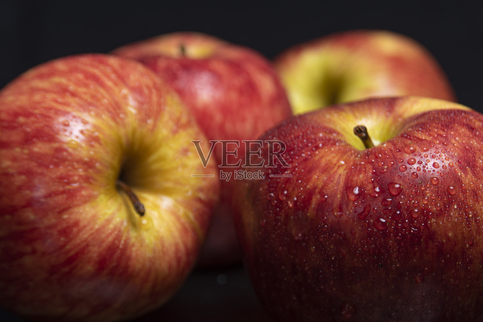 与水果排列在一个有光泽的黑色表面和黑色背景。照片摄影图片