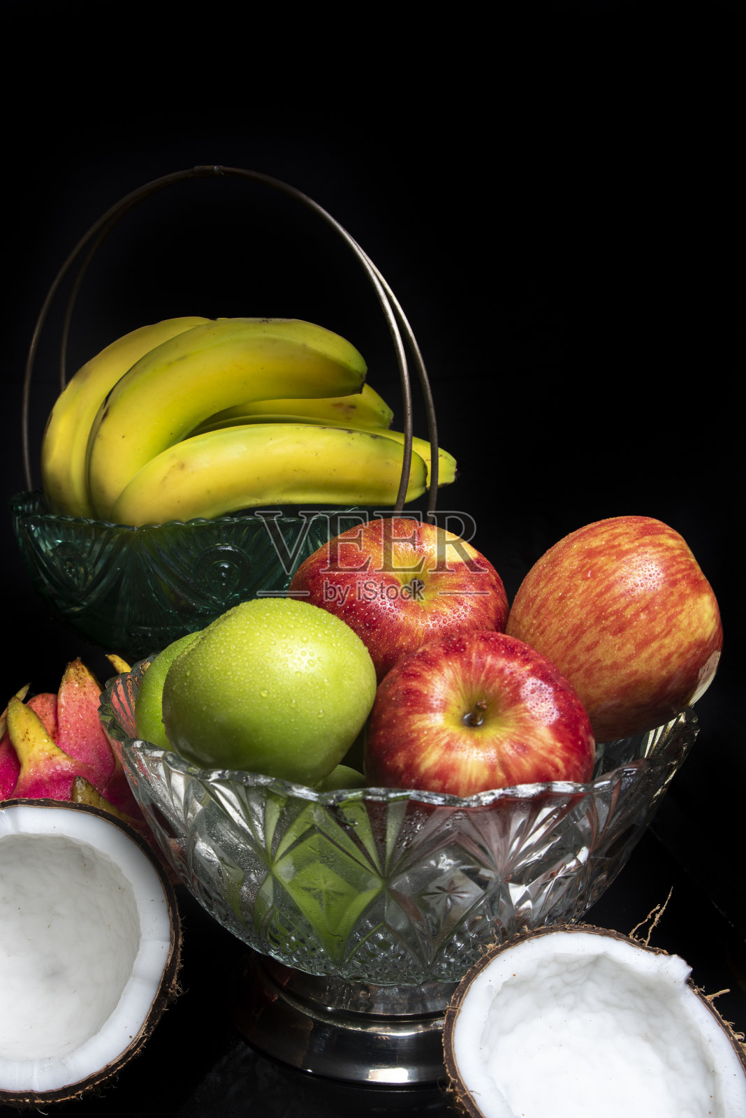 与水果排列在一个有光泽的黑色表面和黑色背景。照片摄影图片