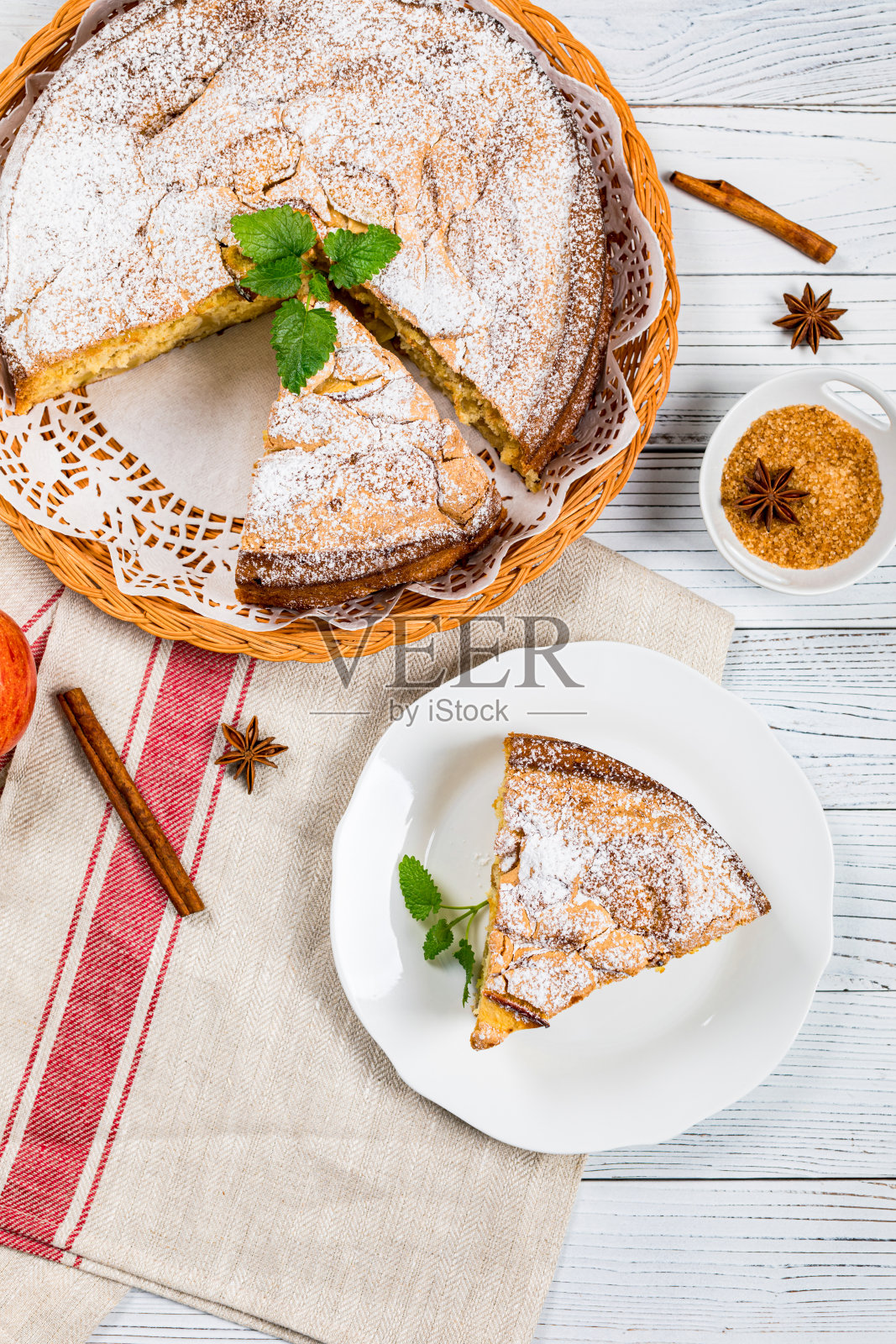 法式苹果肉桂蛋糕配甜苹果块照片摄影图片