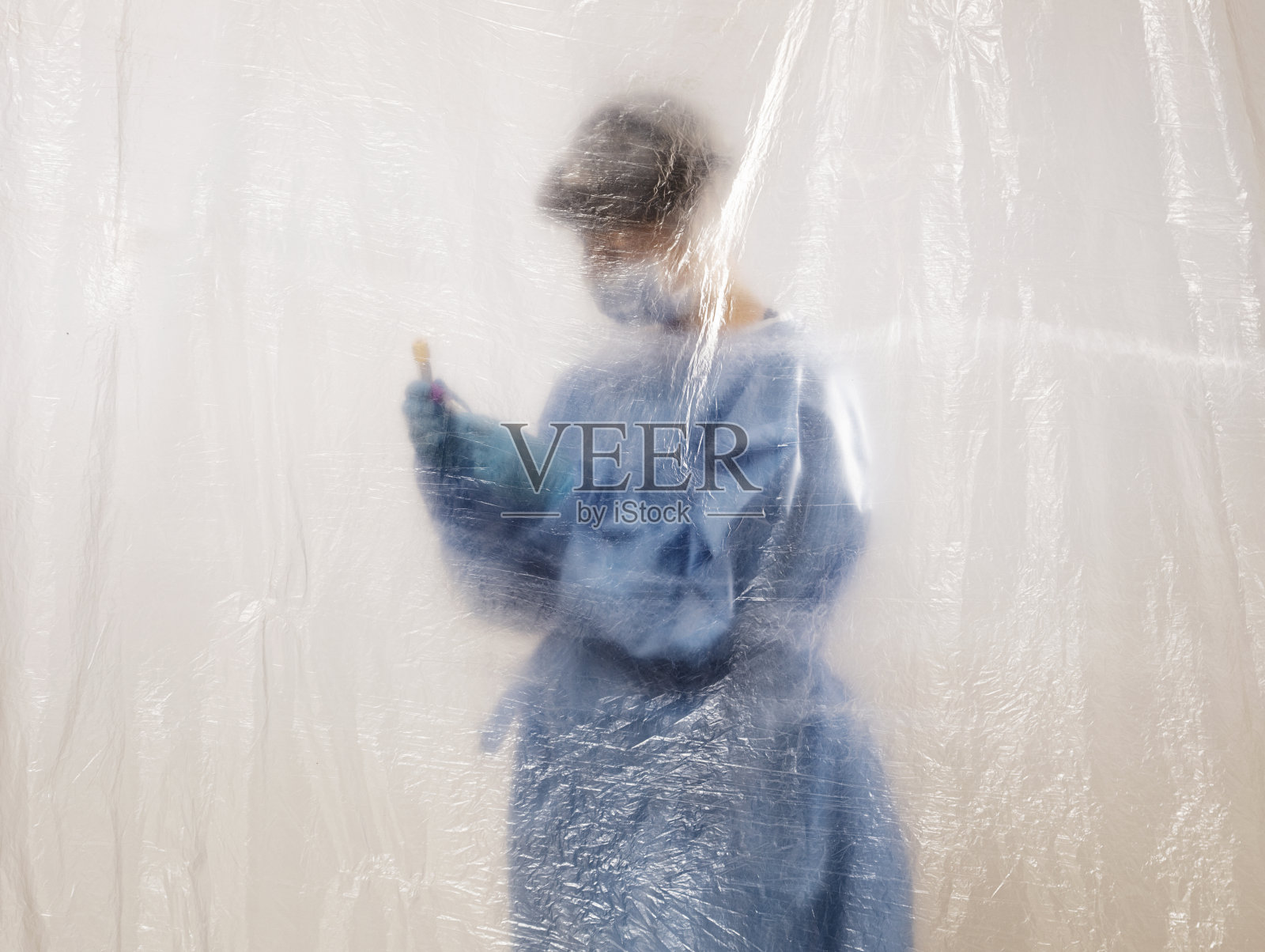 女医务人员在绝缘墙后工作照片摄影图片