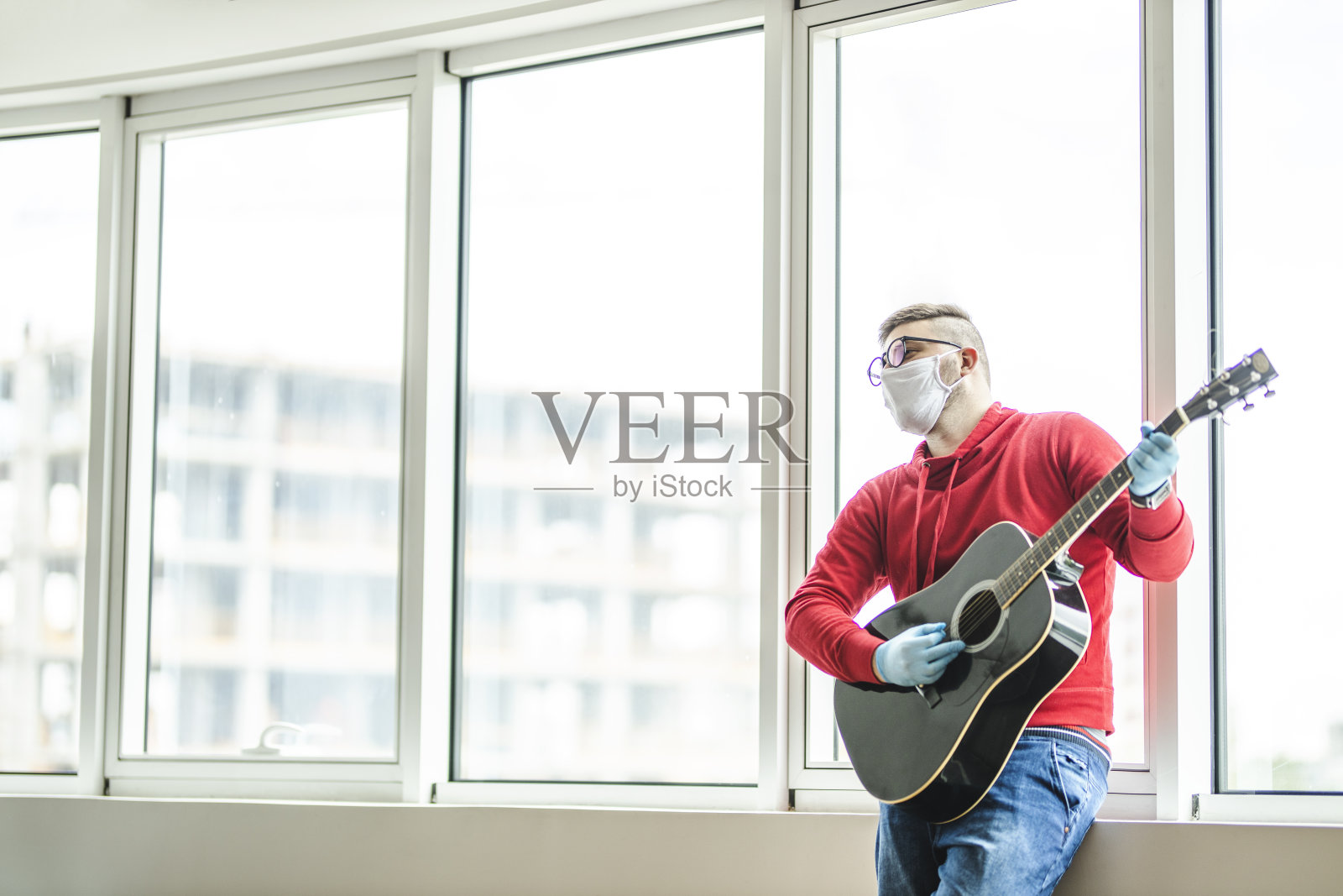 吉他手在流行期间弹吉他照片摄影图片