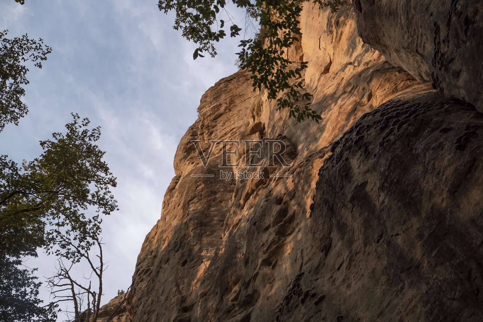 日落时的砂岩悬崖，光影交错照片摄影图片