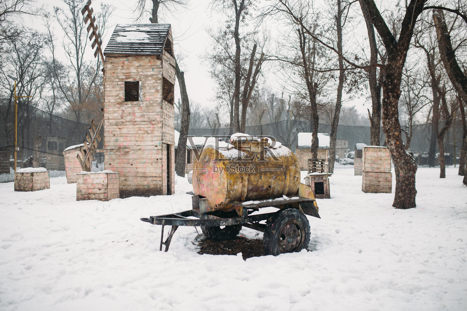 用机器进行彩弹射击的场地照片摄影图片