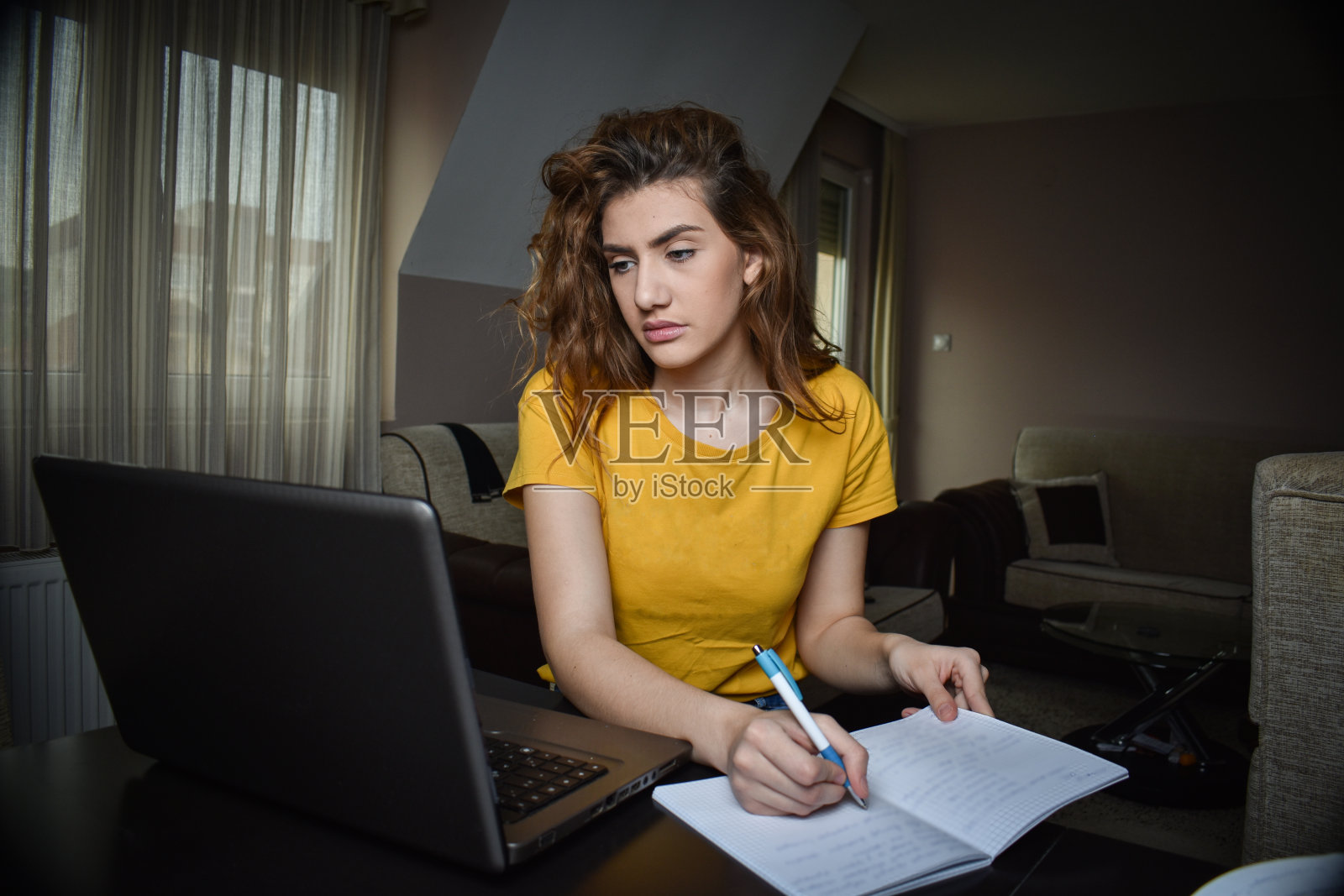 女学生在家学习照片摄影图片