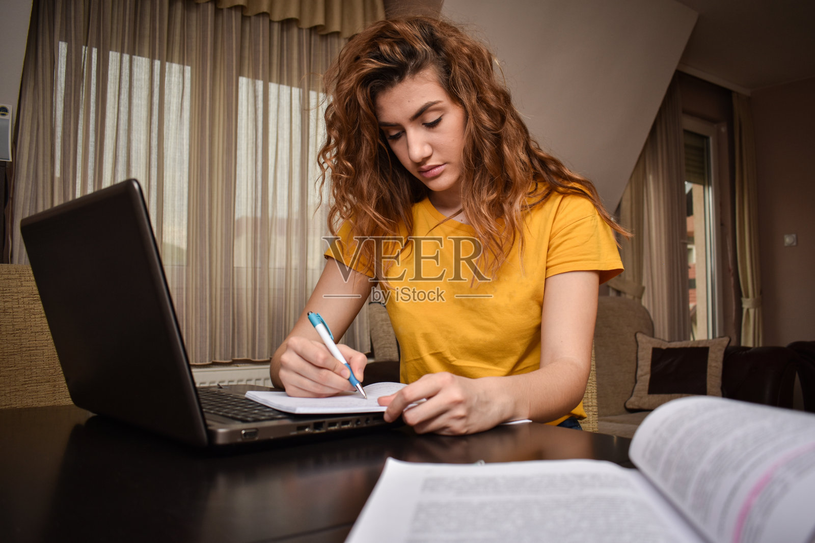 女学生在家学习照片摄影图片