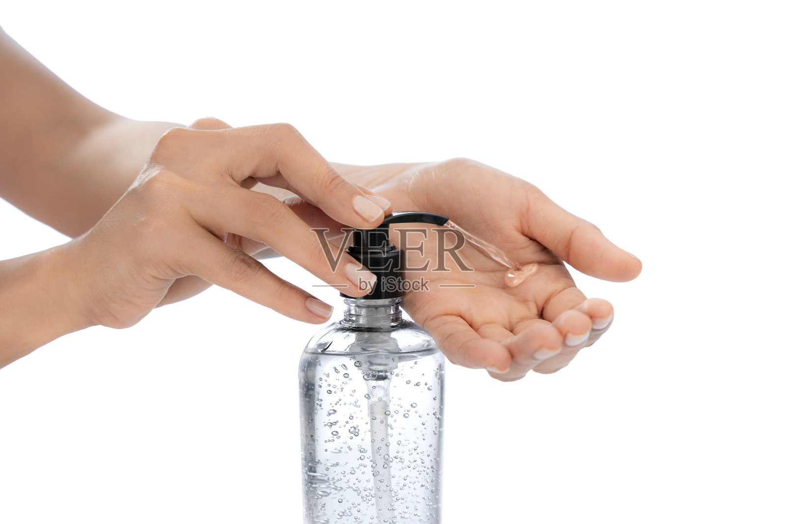女性双手，在白色空隔离的背景下使用洗手液大透明瓶分装酒精凝胶，隔离冠状病毒照片摄影图片