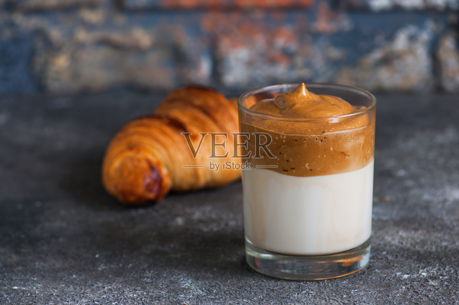 达尔戈纳咖啡-时髦的韩国饮料与发泡的速溶咖啡。照片摄影图片