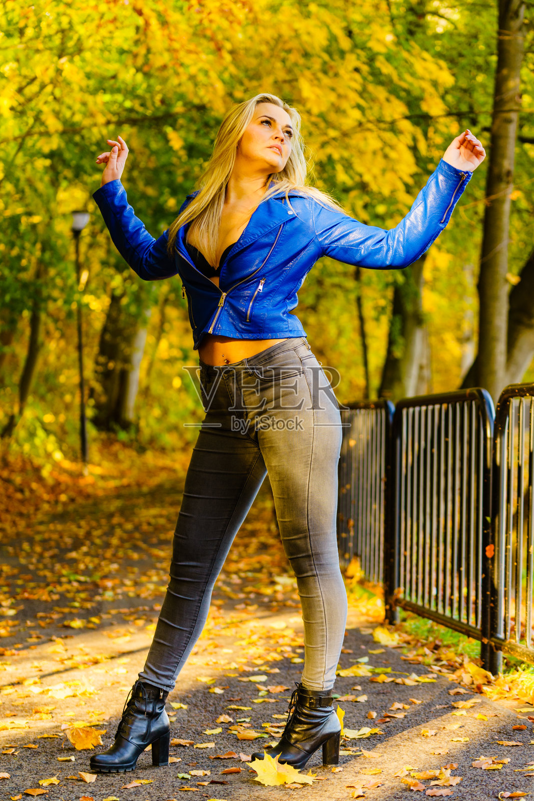 时尚的女人在秋天的公园里散步照片摄影图片