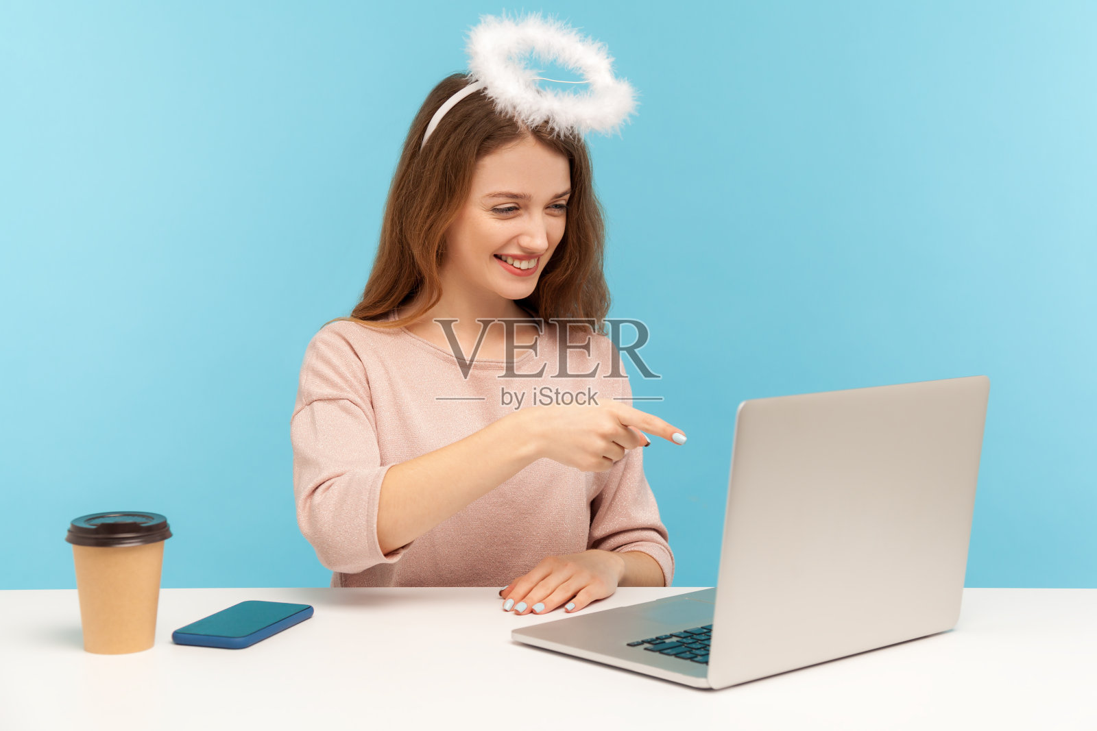 天使般美丽幸福的女人带着光环，头顶光晕，与男友视频通话照片摄影图片