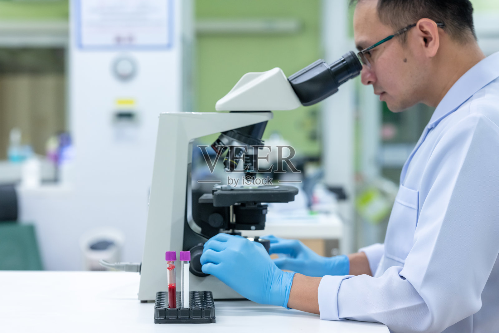 科学家正在研究导致COVID-19的细菌，COVID-19是疾病的主要原因，正在全球传播。(重点在管)照片摄影图片