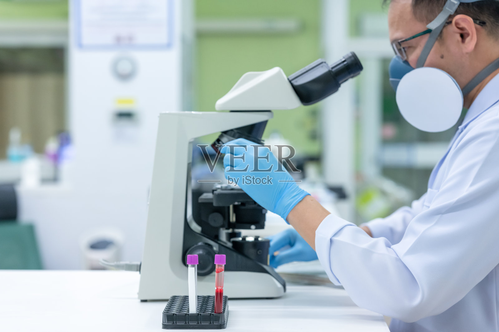 科学家正在研究导致COVID-19的细菌，COVID-19是疾病的主要原因，正在全球传播。(重点在管)照片摄影图片