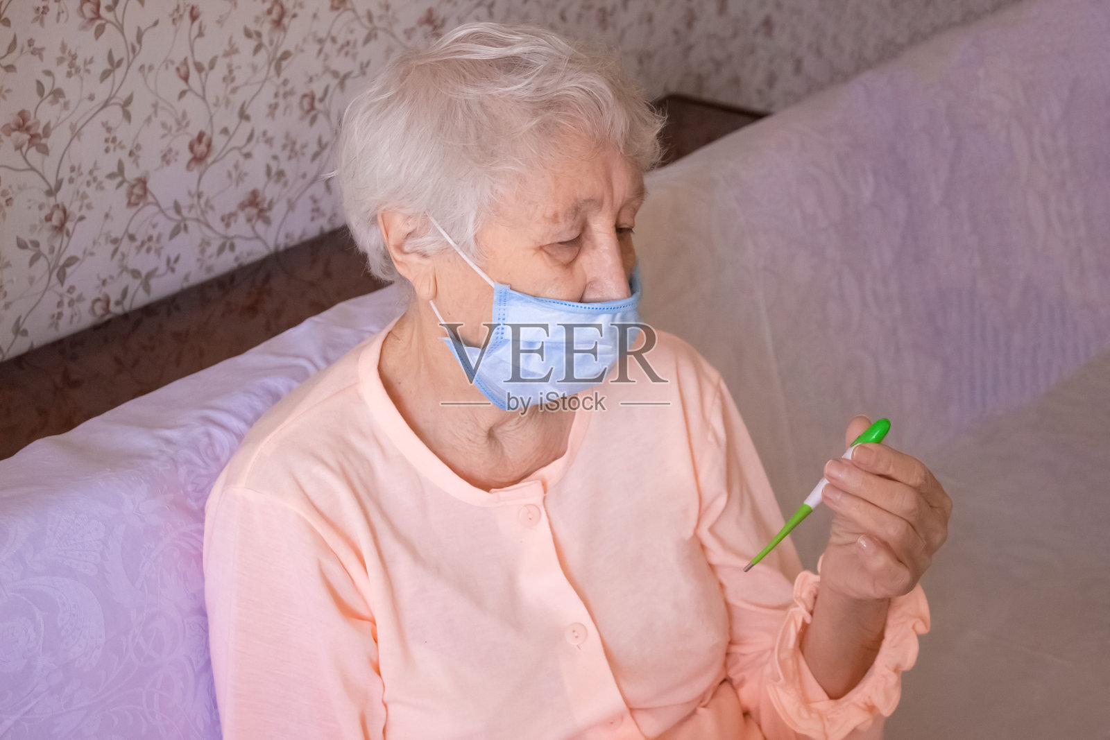 在家用体温计测量的年长妇女照片摄影图片