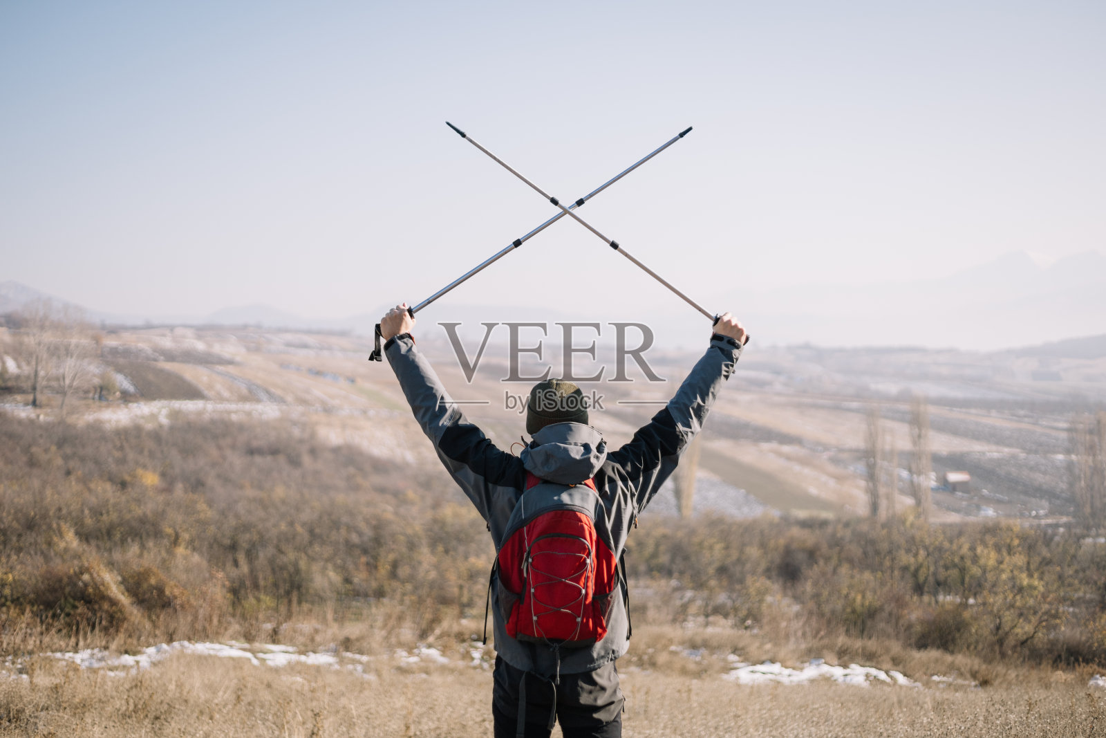 一个人在空中举着交叉的杆子照片摄影图片