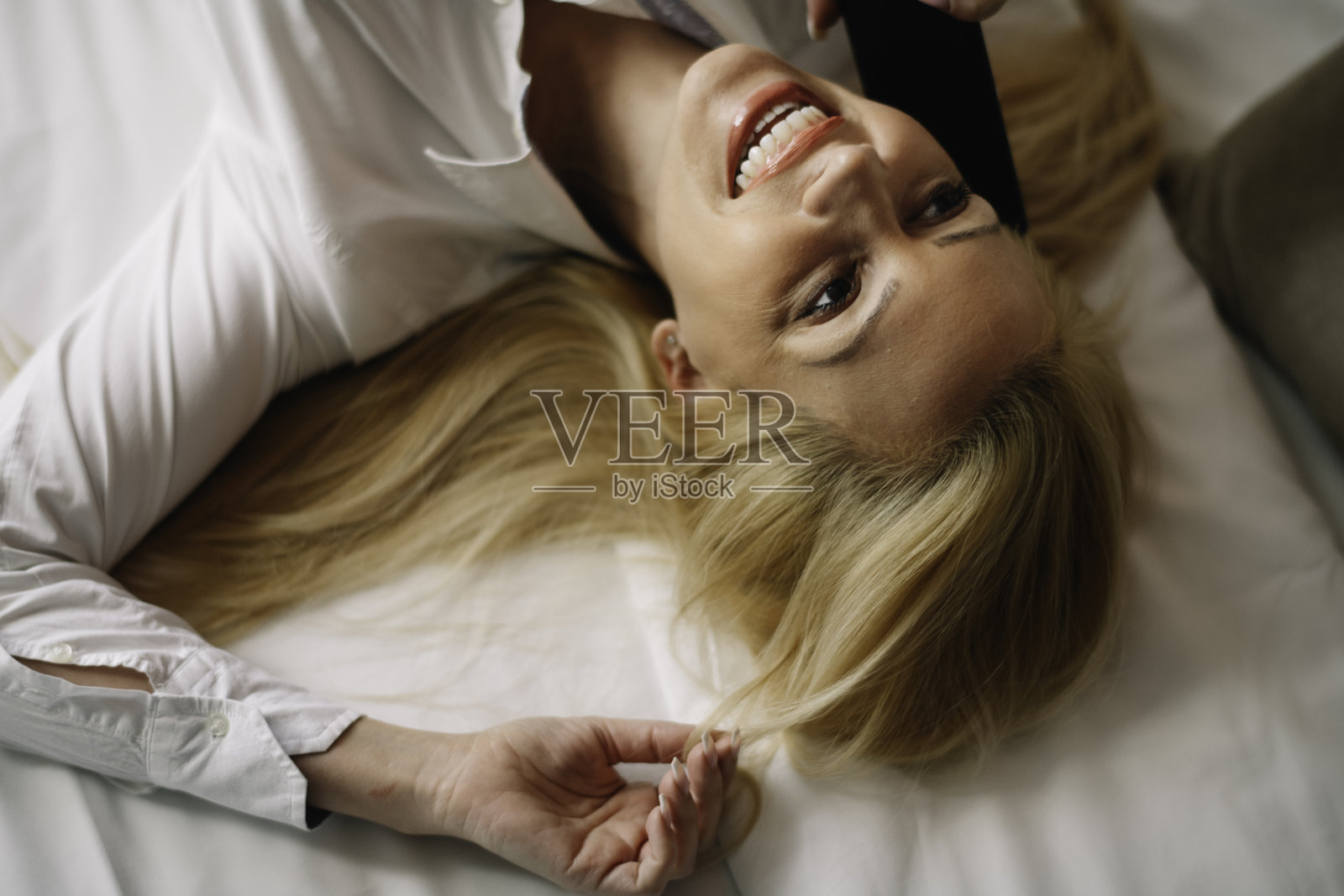 美丽的女商人放松会议后在酒店房间。照片摄影图片