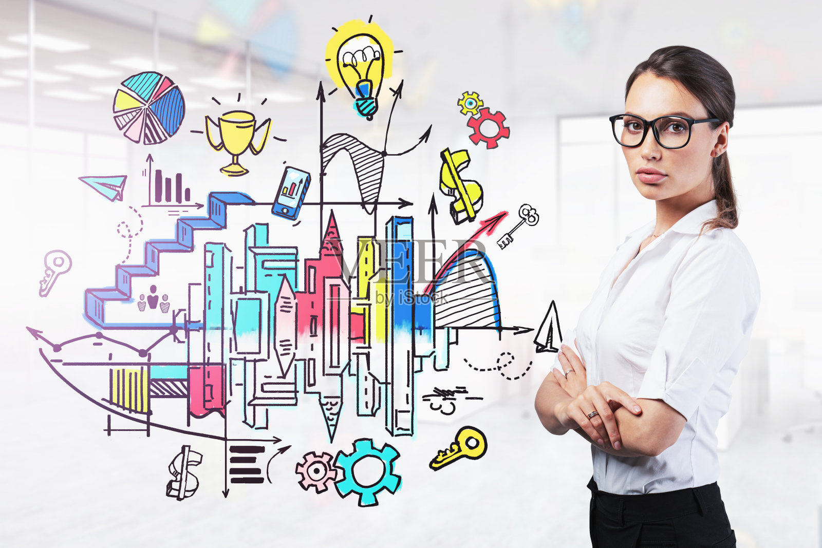 戴眼镜的经理和商业计划草图照片摄影图片