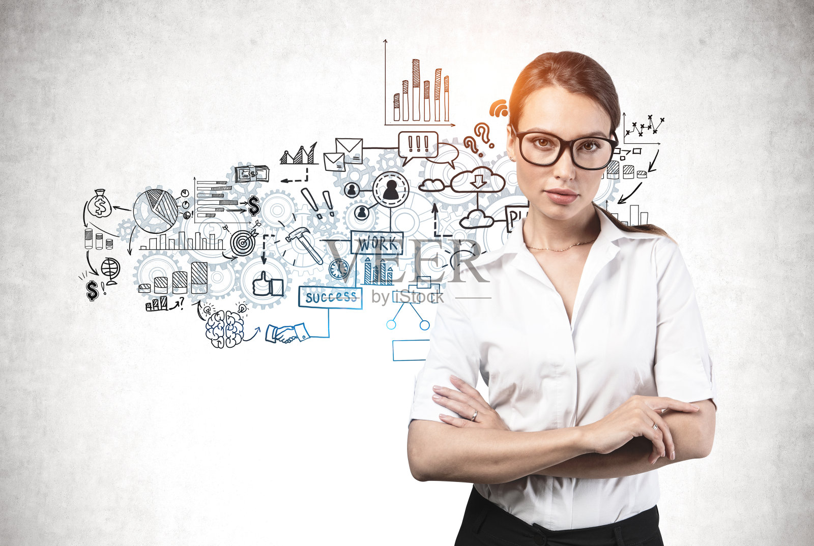 自信的年轻女人和她的商业计划照片摄影图片