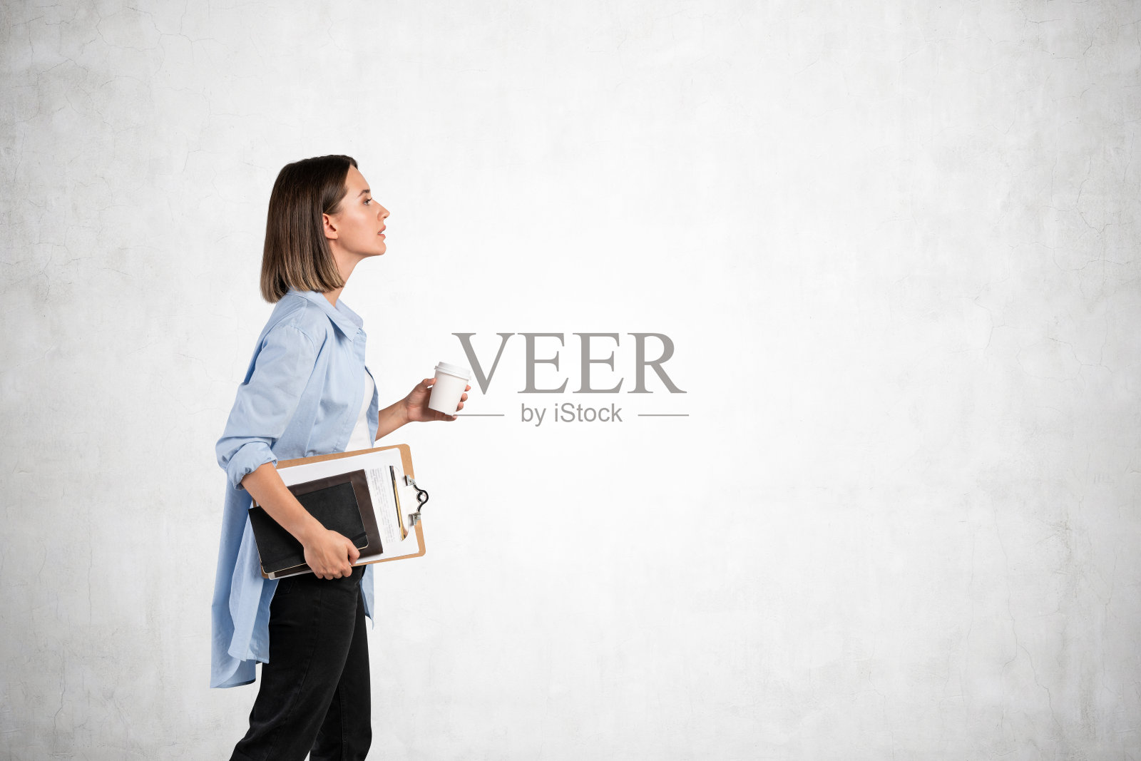 拿着书和咖啡的女学生，模仿照片摄影图片