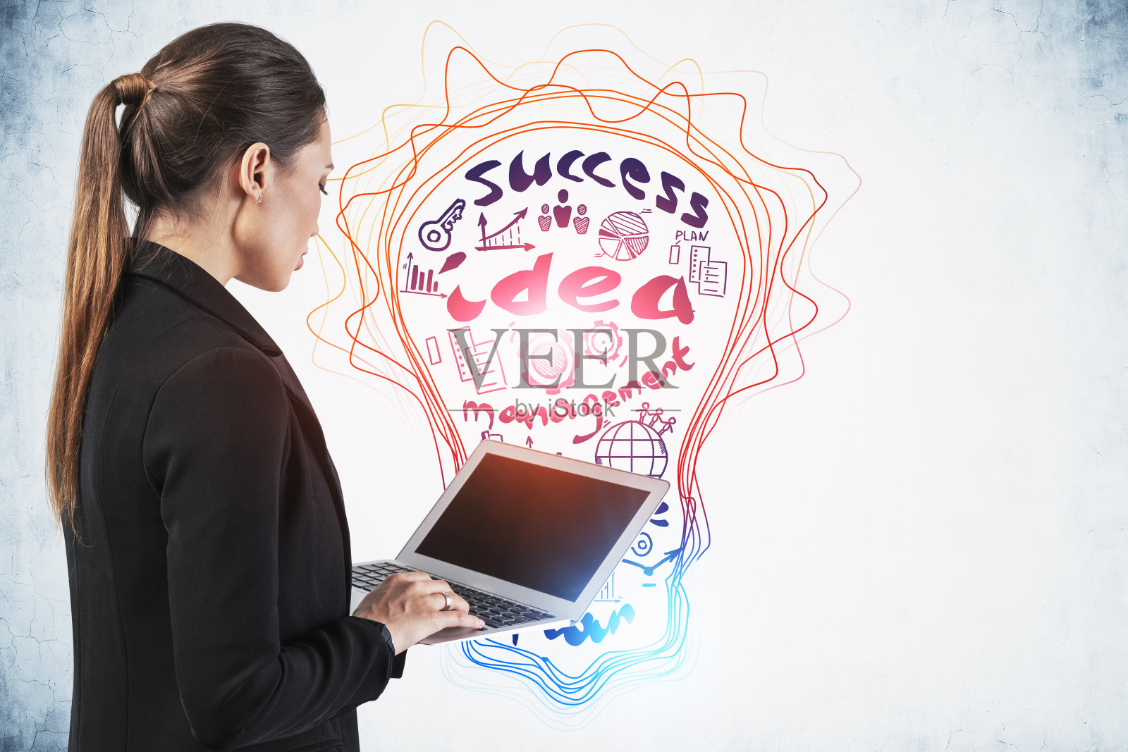 带着笔记本电脑和她的商业理念的女人照片摄影图片