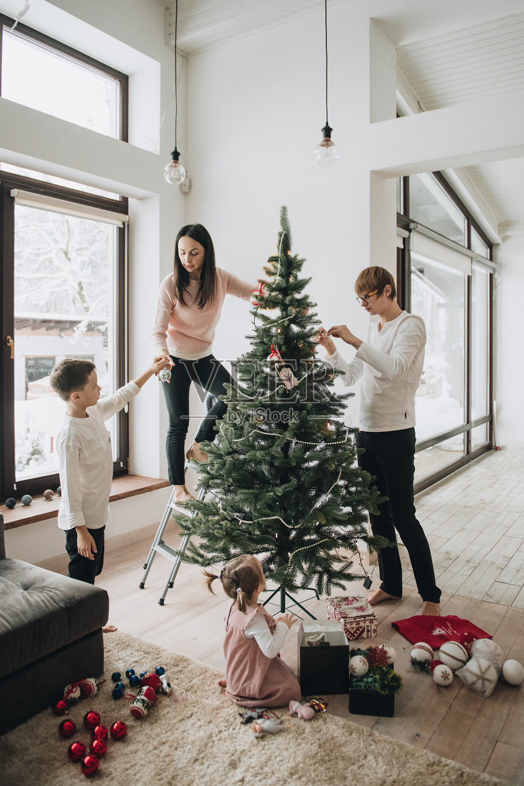 新年。装饰圣诞树。人造树。一个女孩我照片摄影图片