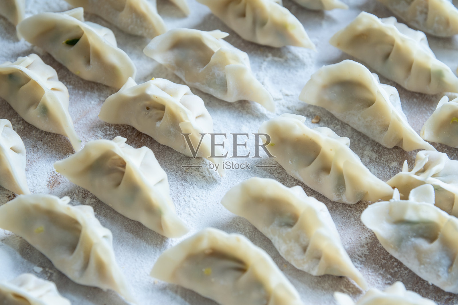 中国饺子排成一行照片摄影图片