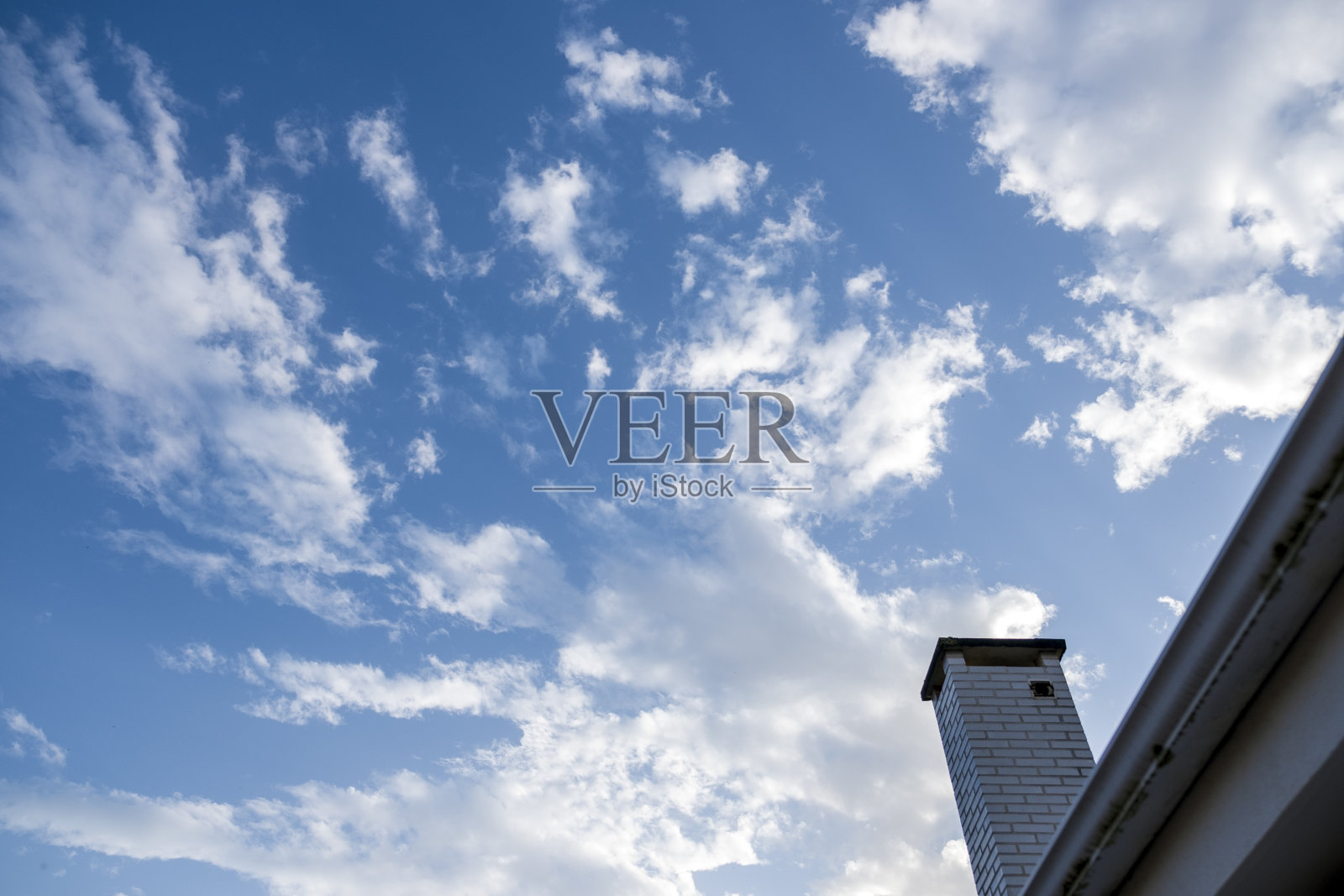 雷雨过后城市上空乌云密布照片摄影图片