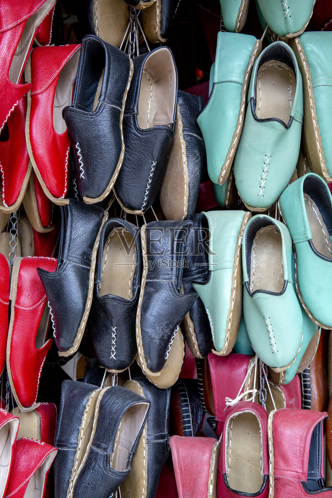 加齐安泰普的传统生牛皮凉鞋照片摄影图片